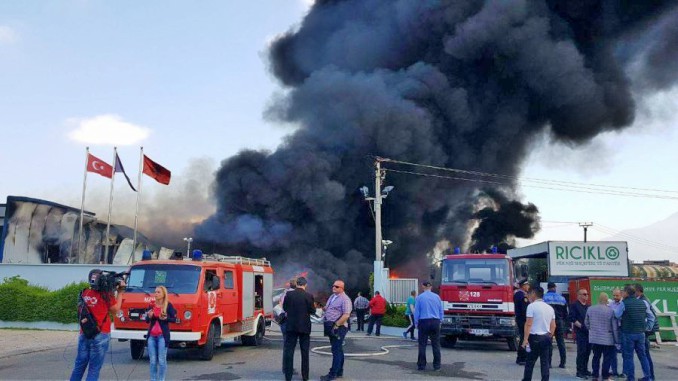 Massive Fire Burns Down Recycling Facility in Tirana