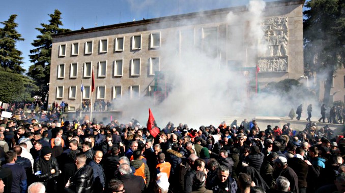 Albania – Opposition rally turns violent as protesters damage PM office doors
